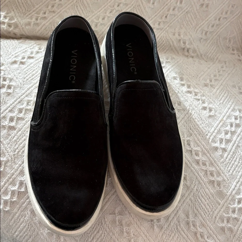 Vionic effortless women’s Black Slip-On Loafers with White Sole - Picture 2 of 7